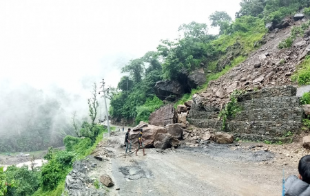 गगनेखोलाको पहिरोले कर्णाली राजमार्ग अवरुद्ध